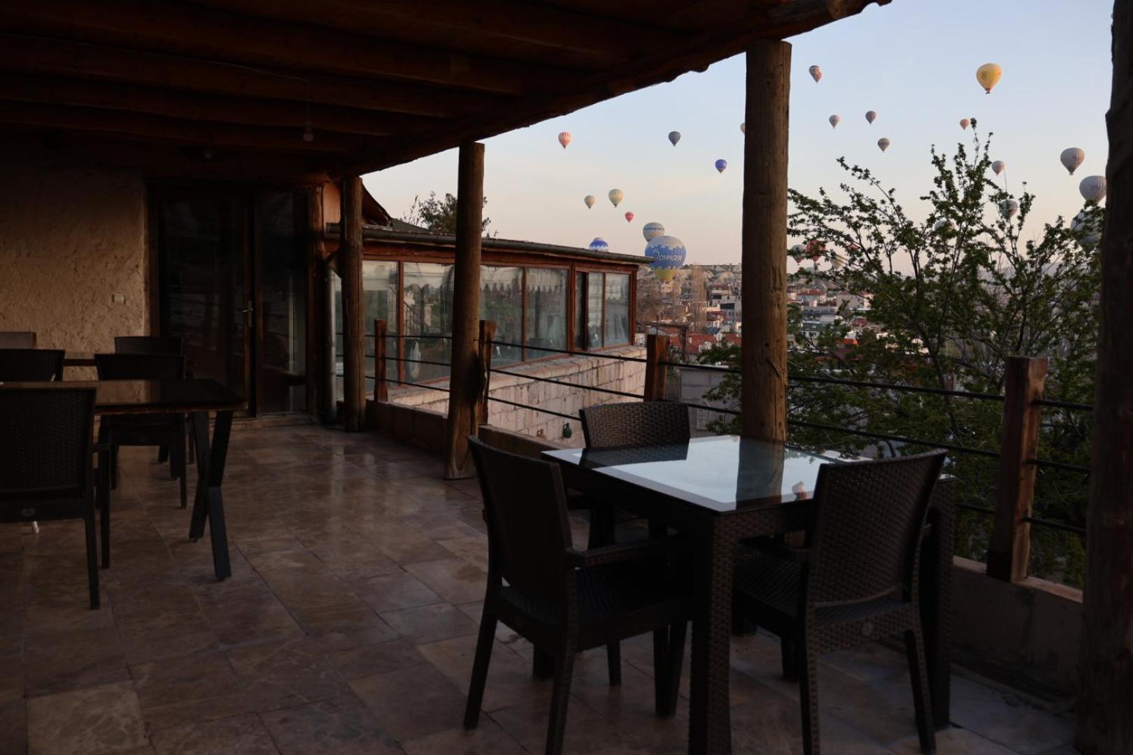Seven Rock Cave Hostel *