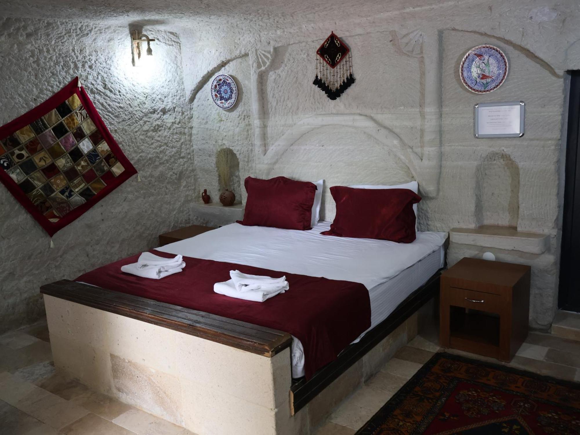 Seven Rock Cave Hostel *